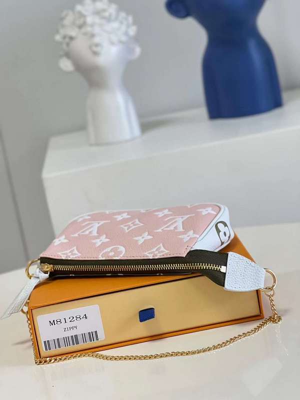 Styled lifestyle shot of classic modern women's handbag – women's everyday handbag