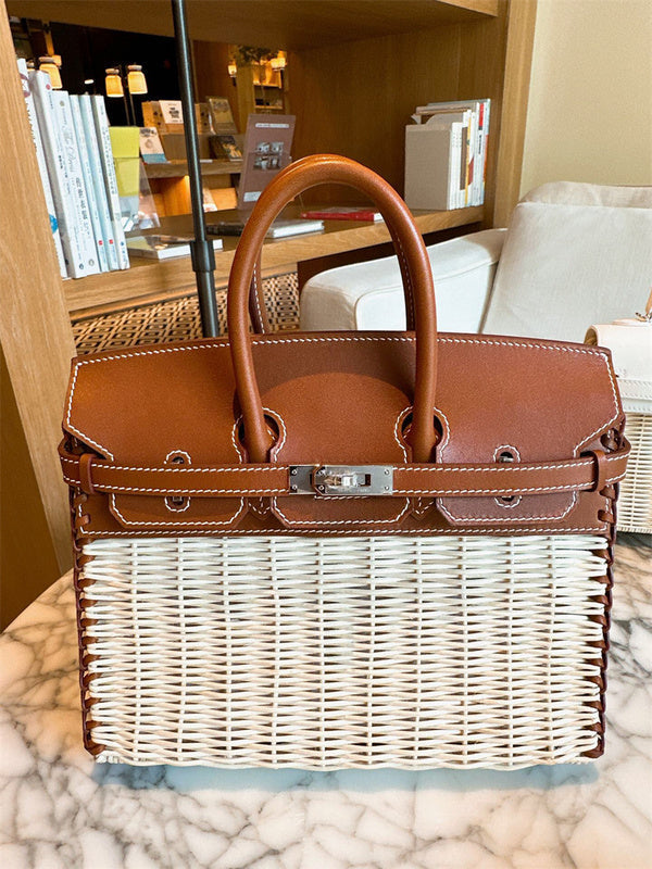  crossbody bag interior and compartment view 15