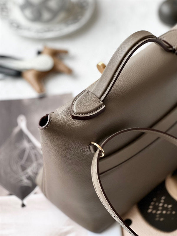  everyday bag close-up of hardware and finish