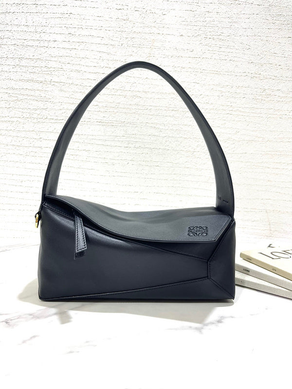 Ziva's Charm handbag – close-up view (29cm*12cm*10cm)