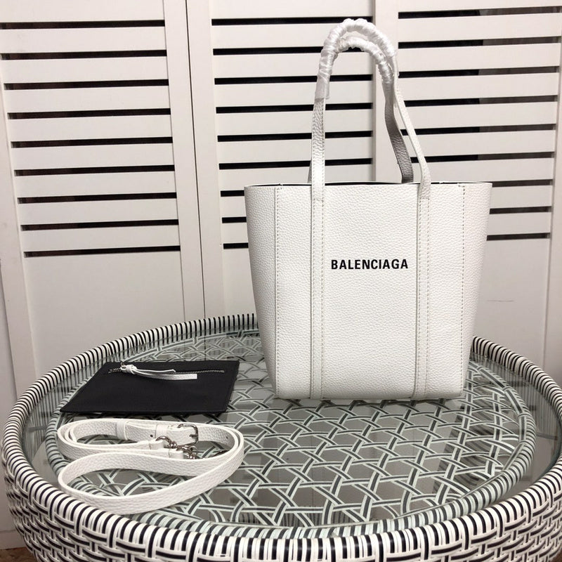 Side profile of statement everyday-luxe women's handbag – women's luxury accessory