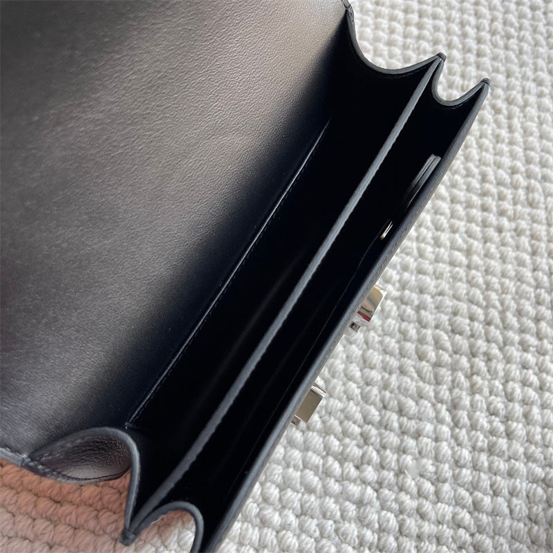 Streamlined handbag styled for everyday wear