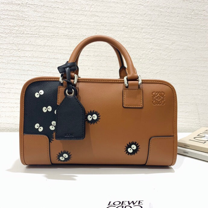 Ziva's Charm handbag – detail view (29cm*17cm*14cm)
