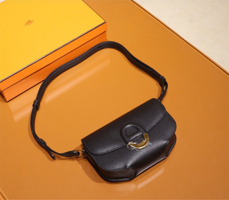  structured bag interior and compartment view 15