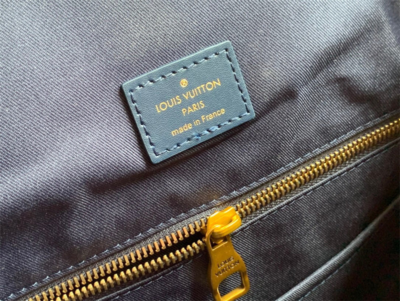  crossbody bag interior and compartment view
