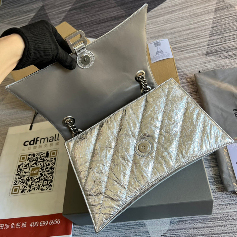Versatile handbag styled for everyday wear