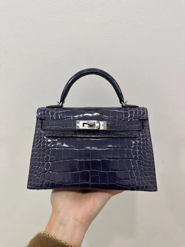  refined everyday bag detail view showing craftsmanship 14