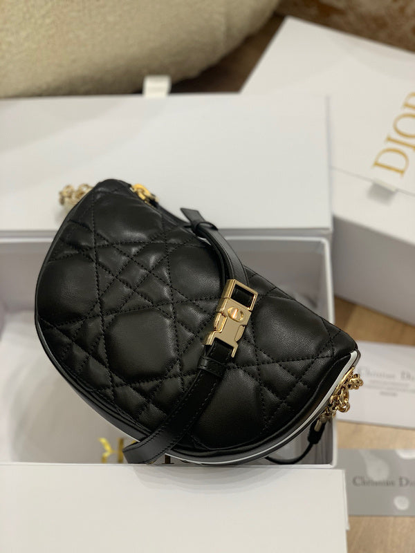 Handle and strap detail of structured premium women's handbag – women's luxury handbag