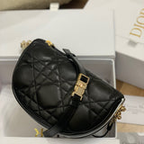Handle and strap detail of structured premium women's handbag – women's luxury handbag