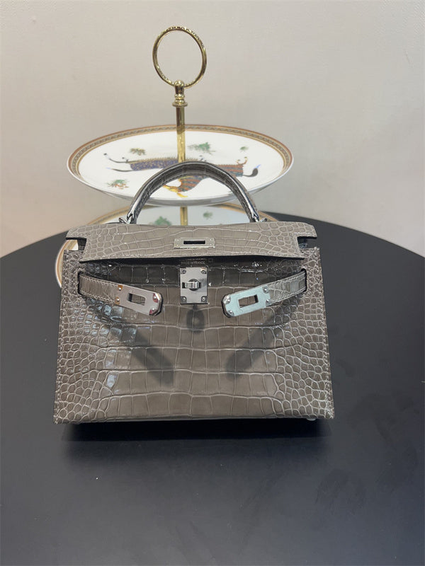  Minimalist shoulder bag front view 7