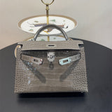  Minimalist shoulder bag front view 7