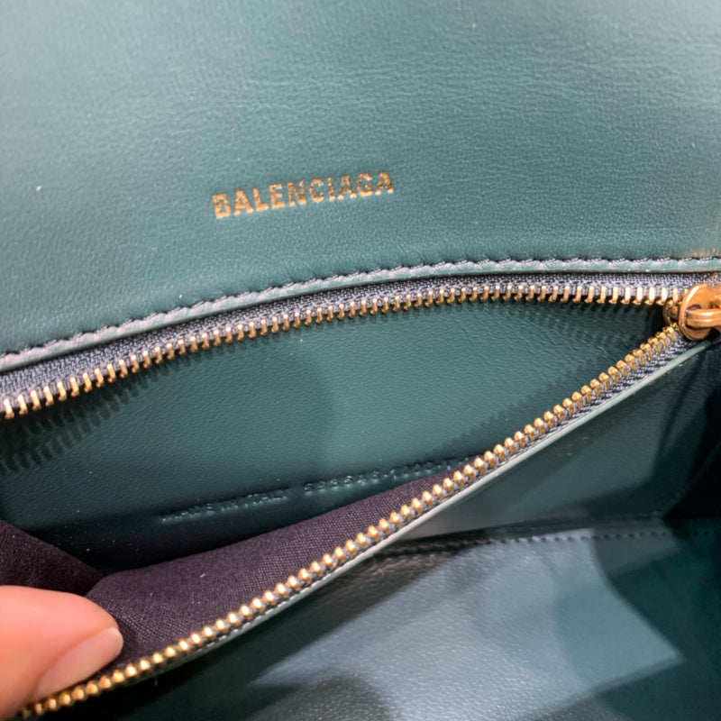 Polished Faux Leather Handbag - Smooth Faux-Leather Exterior | Women's Everyday Carry Handbag #580 - texture close-up (image 9) of designer-inspired handbag
