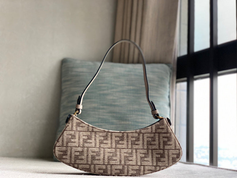 Ziva's Charm handbag – close-up view (32cm*11cm*5cm)