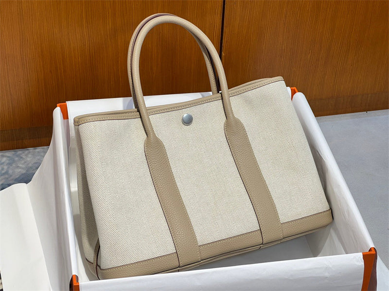  Effortless everyday bag front view