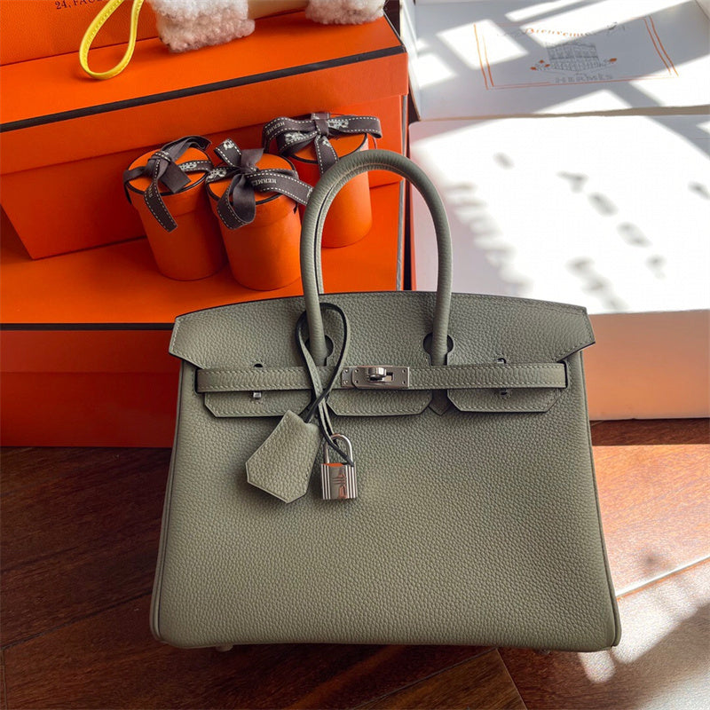  smart tote bag styled with outfit