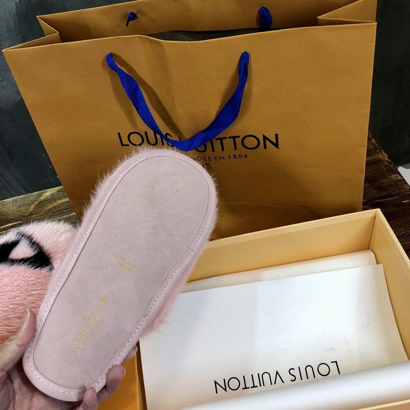 Side profile view of Louis Vuitton luxury piece style No.128