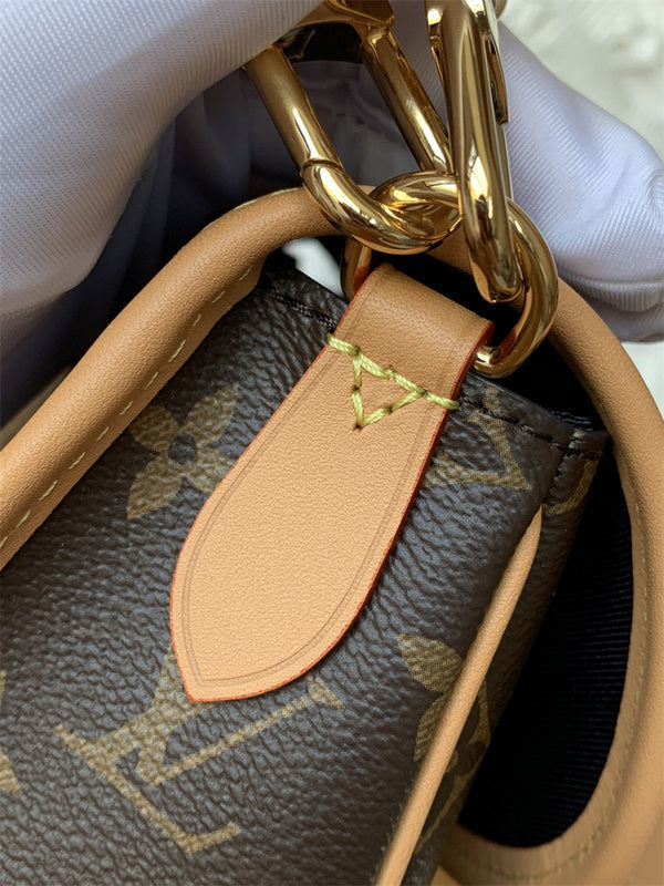  Graceful shoulder bag carried on shoulder 22
