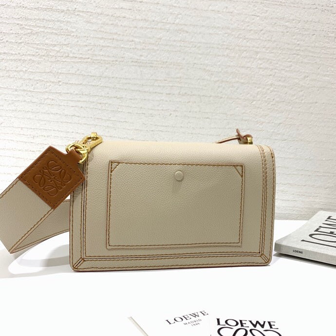 Ziva's Charm handbag – detail view (24.5cm*15cm*9cm)