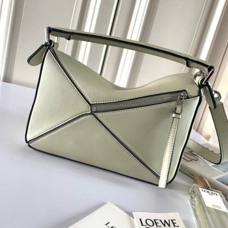 Ziva's Charm handbag – detail view (24cm*16cm*10cm)