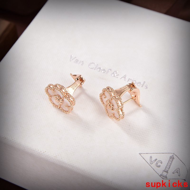 Side view of Van Cleef & Arpels unisex jewelry piece