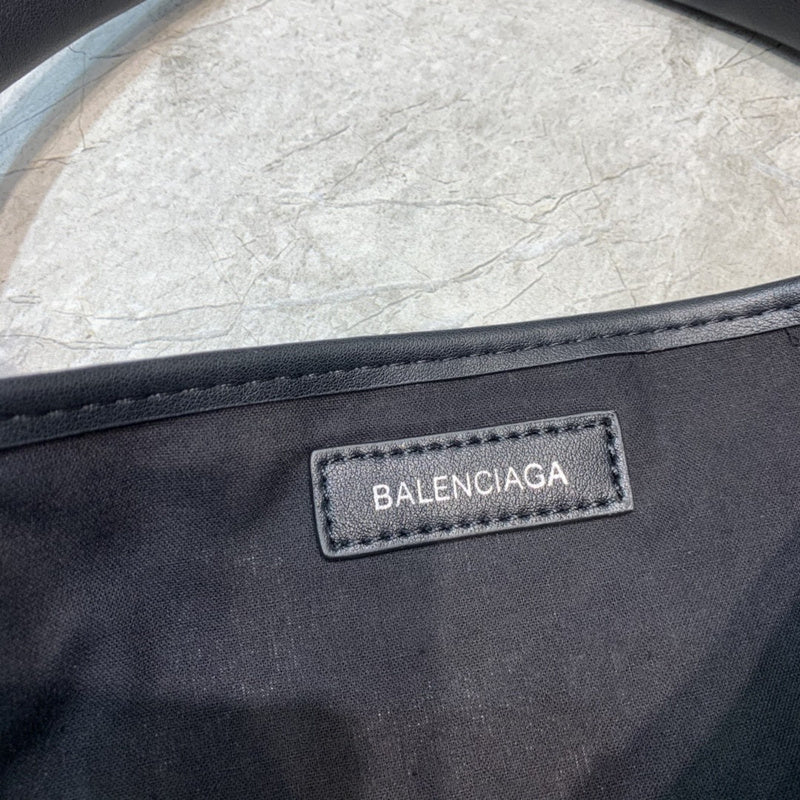 Effortless Premium PU Leather Handbag - Statement Silhouette | Women's Everyday Carry Handbag #648 - texture close-up (image 9) of designer-inspired handbag