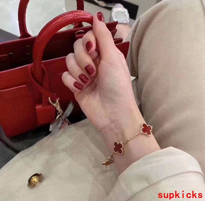 Full view of Van Cleef & Arpels unisex jewelry piece