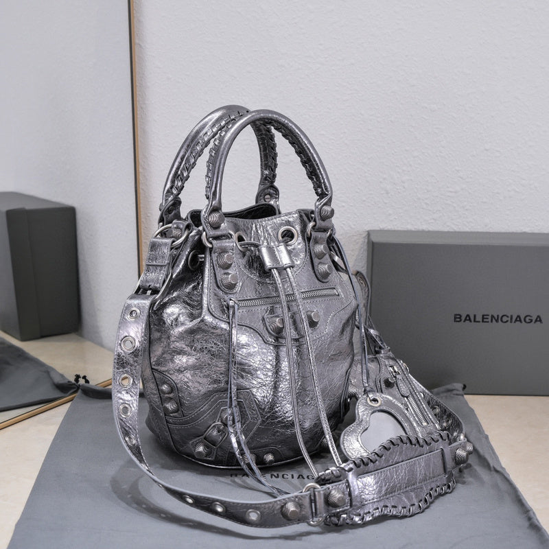 Zivas Charm Versatile Design Statement Handbag (Timeless Wardrobe Addition) – Close-Up Detail