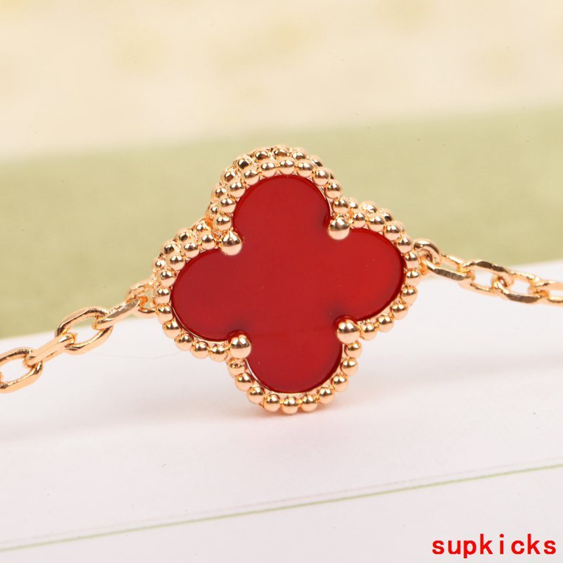 Angled view of Van Cleef & Arpels unisex jewelry piece