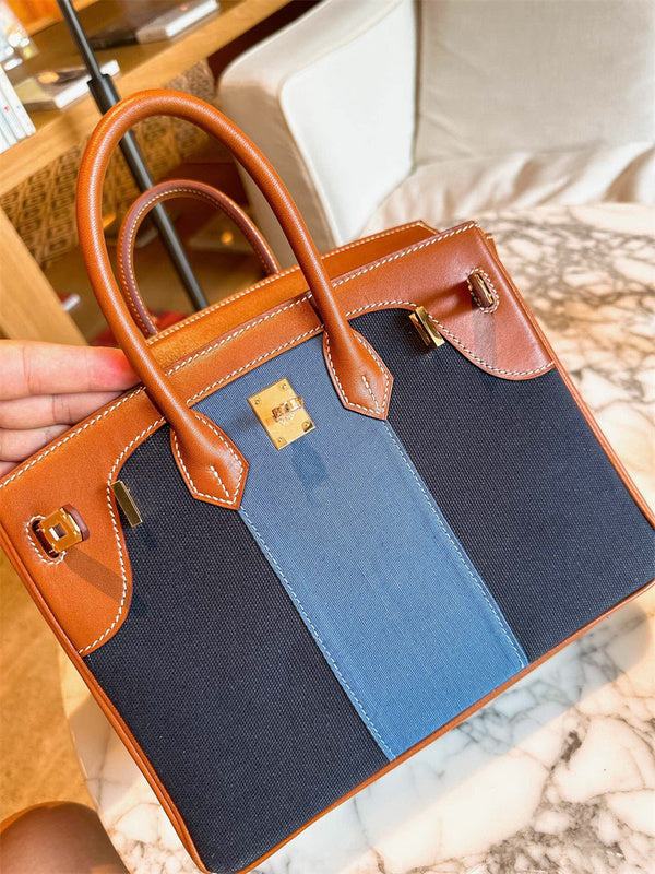  shoulder bag interior and compartment view 15