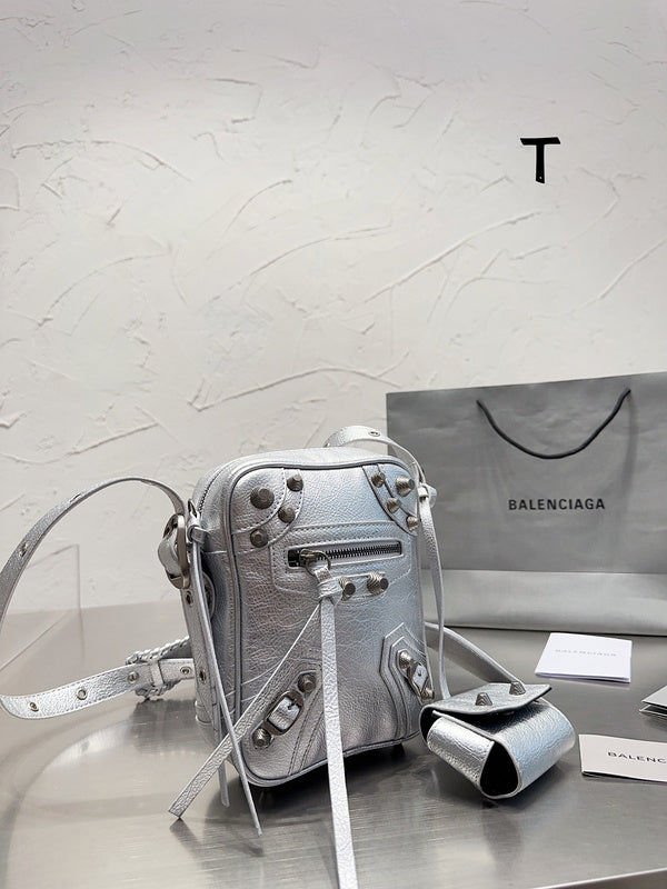 Ziva's Charm handbag – detail view (one versatile size)