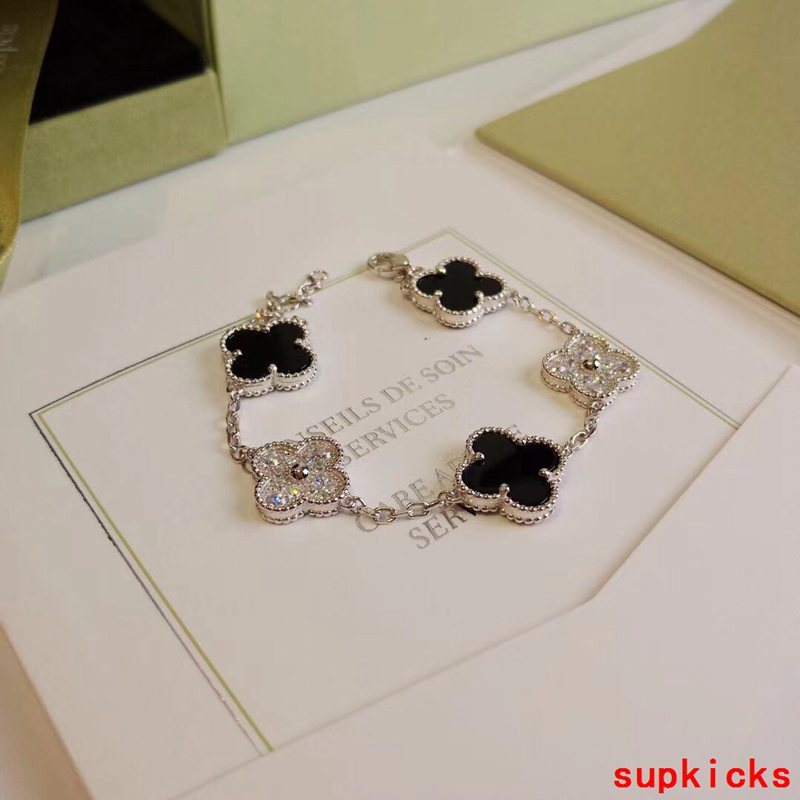 Side view of Van Cleef & Arpels unisex jewelry piece