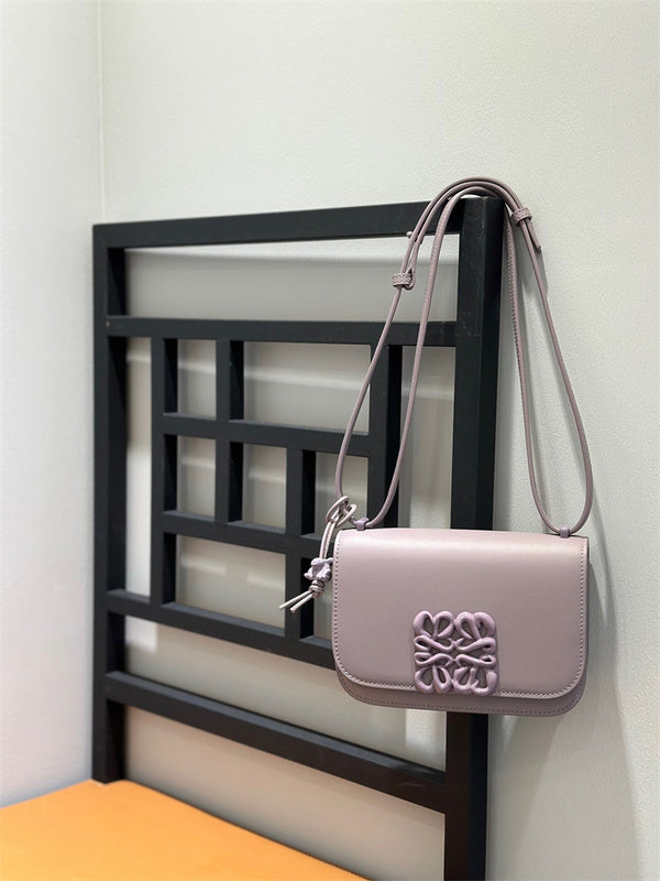Ziva's Charm handbag – close-up view (19cm*6cm*13.5cm)