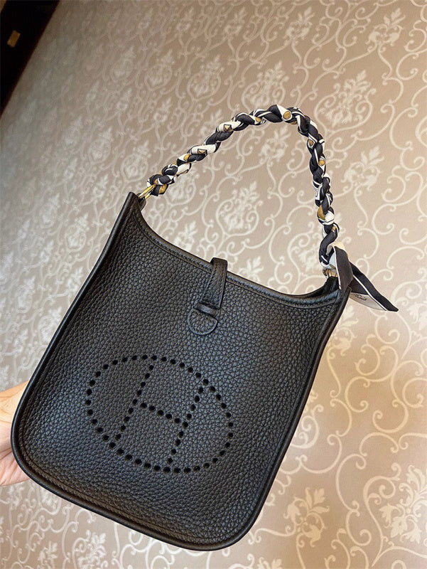  Minimalist shoulder bag front view 7