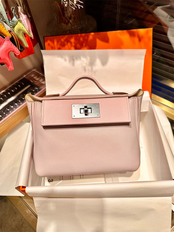  Refined everyday bag front view