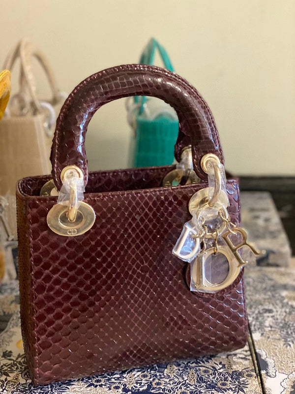 Styled lifestyle shot of modern polished women's handbag – women's everyday handbag