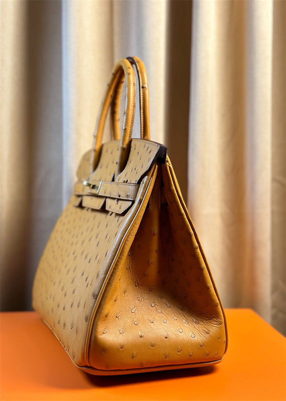  essential carryall bag styled with outfit 18