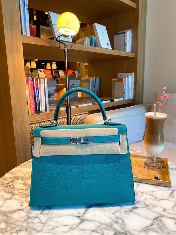  Classic shopper bag carried on shoulder