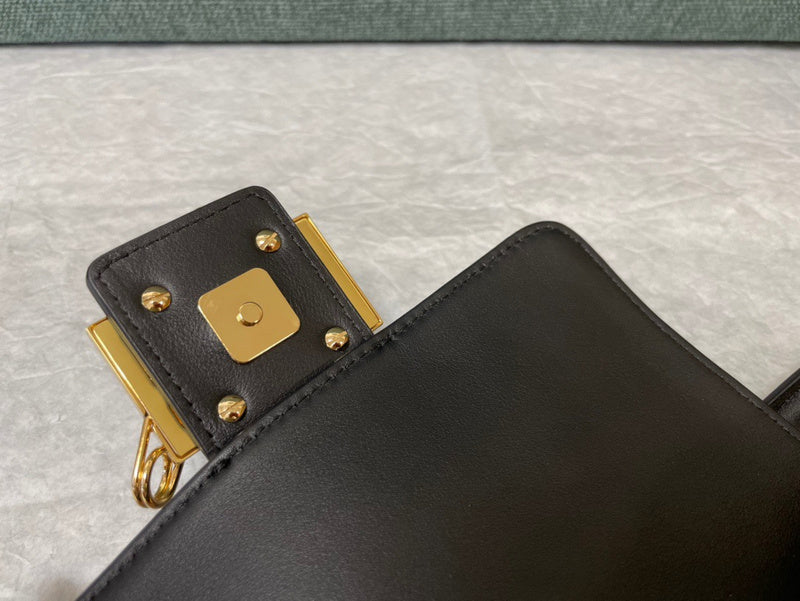 Ziva's Charm handbag – detail view (20cm*13cm*5cm)
