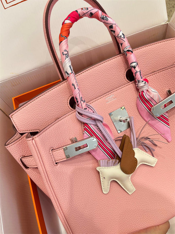  Streamlined shopper bag carried on shoulder
