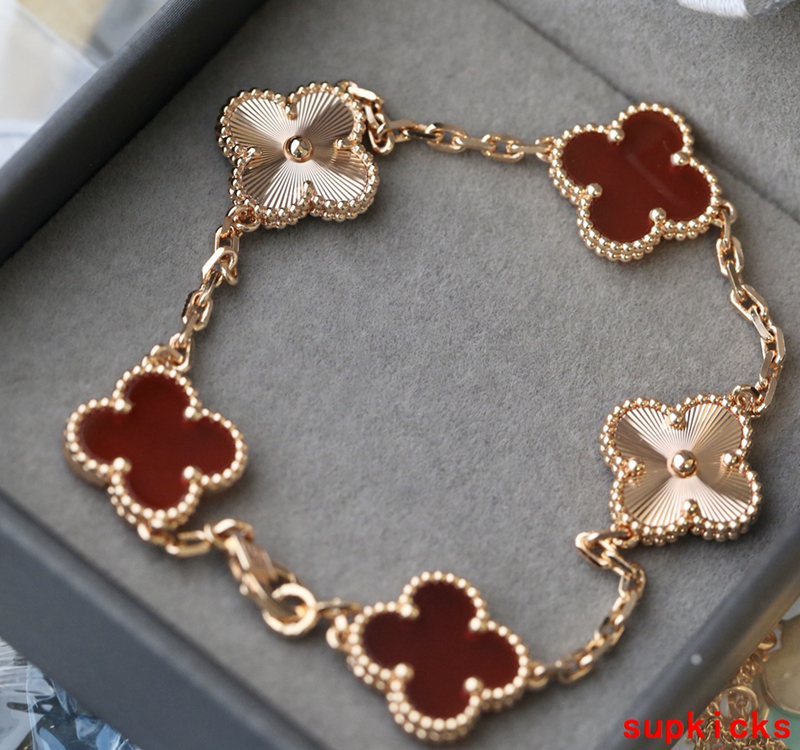Side view of Van Cleef & Arpels unisex jewelry piece