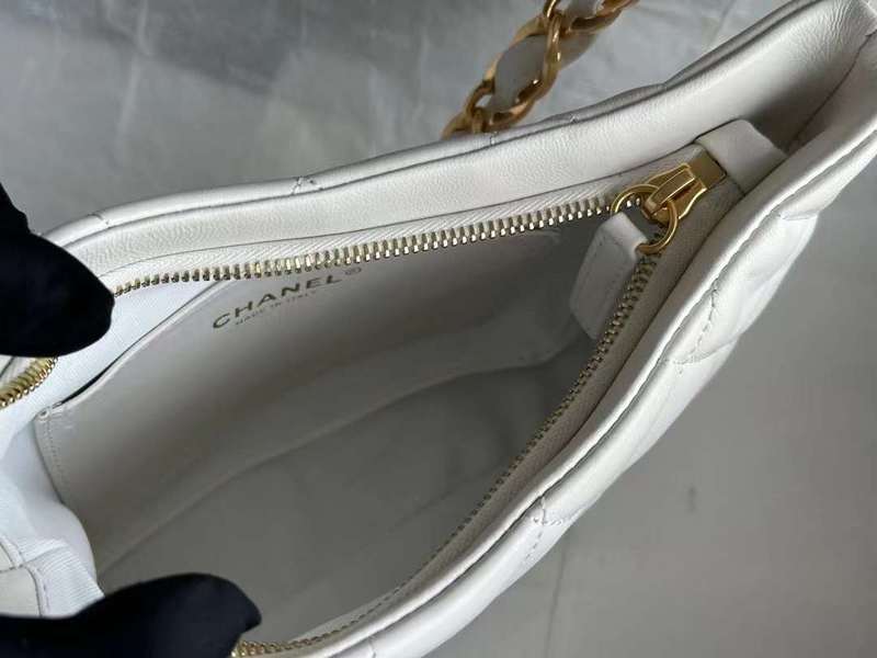 Zivas Charm Effortless Sophistication Everyday Handbag (Modern Wardrobe Staple) – Close-Up Detail