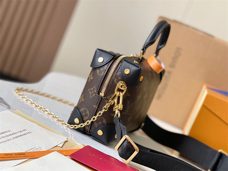  satchel close-up of hardware and finish