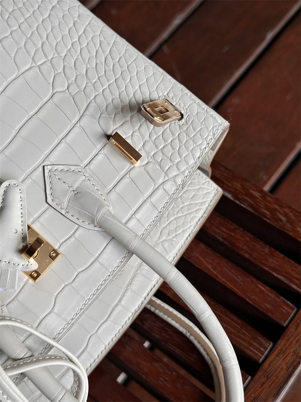  effortless tote bag detail view showing craftsmanship
