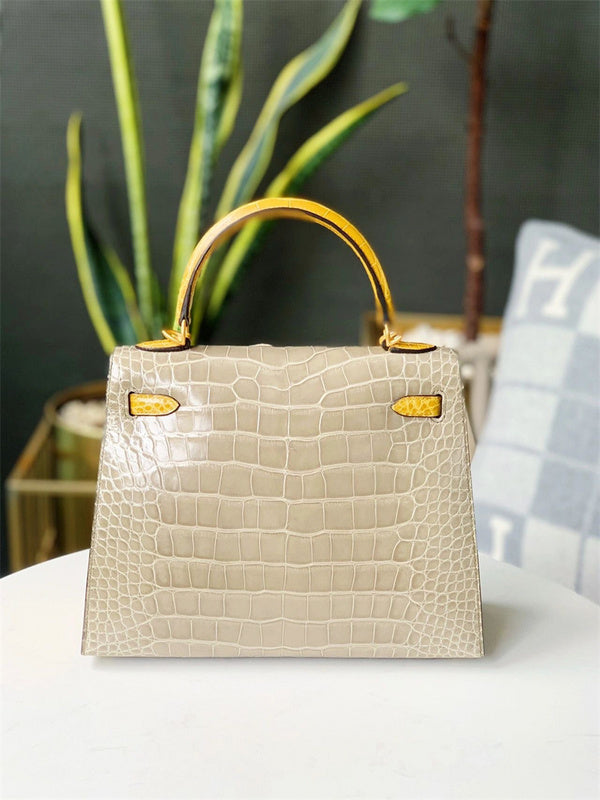  Everyday structured bag front view 25
