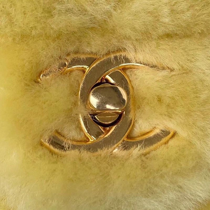 Zivas Charm Chic Craftsmanship Designer Handbag (Statement-Ready Design) – Close-Up Detail