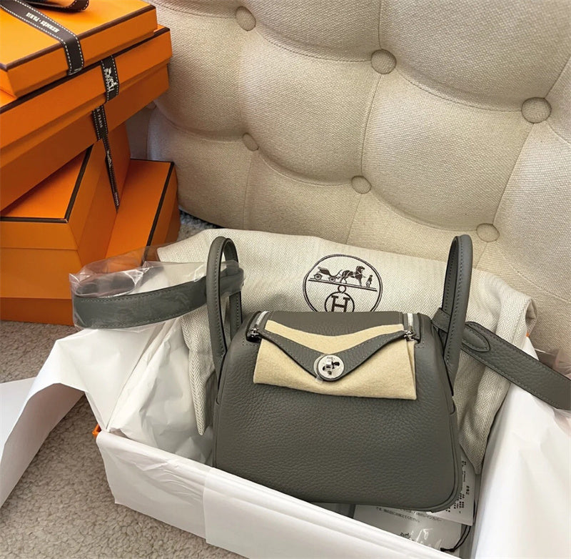  Refined everyday bag carried on shoulder