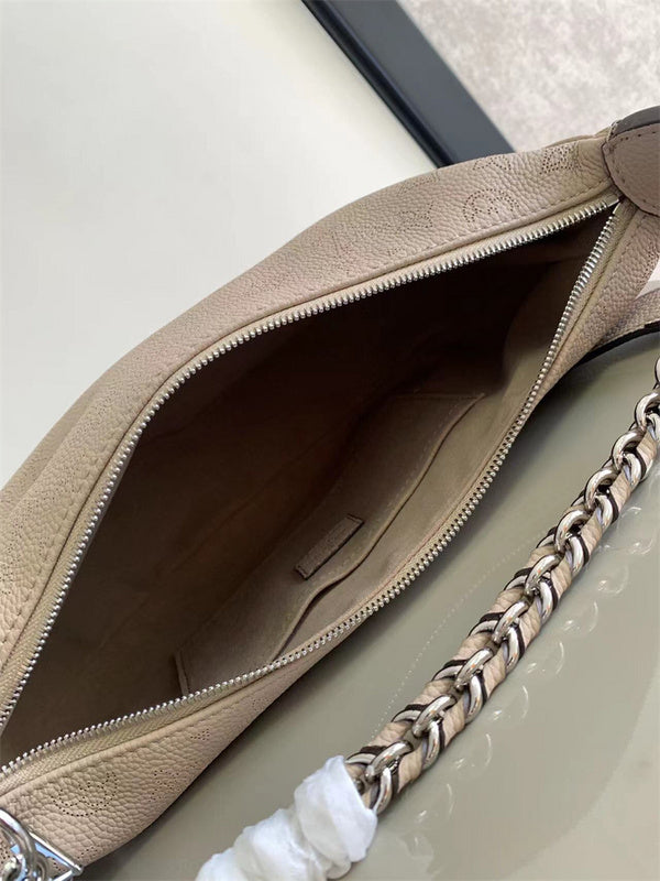  everyday bag close-up of hardware and finish