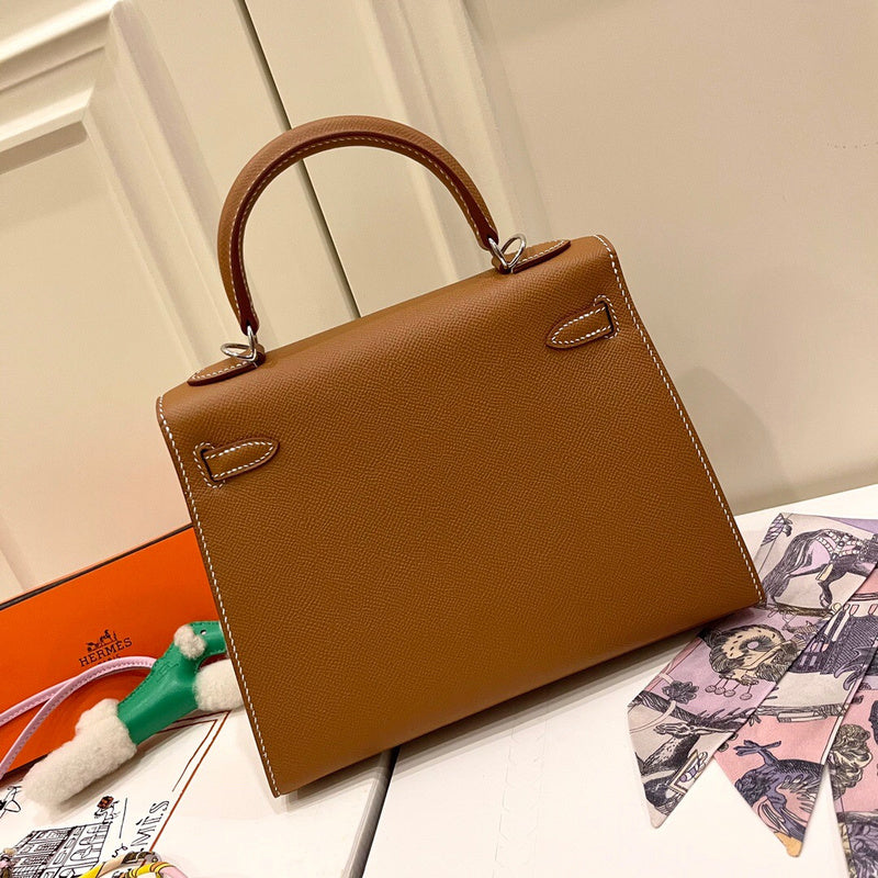 Streamlined handbag styled for everyday wear