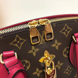 Styled lifestyle shot of sleek classic women's handbag – women's premium purse