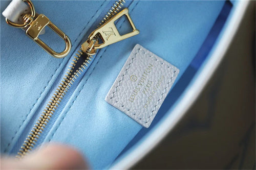  Minimalist tote bag carried on shoulder 10